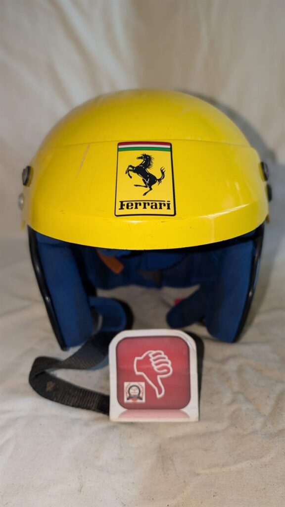 Capacete Bieffe Ferrari amarelo antes da reparação