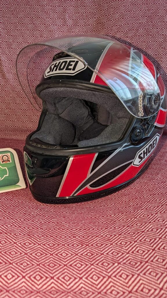 Capacete Shoei vermelho e preto restaurado