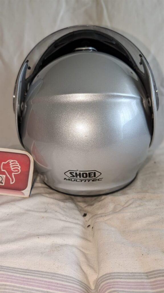 Capacete Shoei prateado antes da reparação