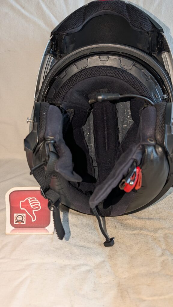 Interior de capacete degradado com sinal vermelho de antes da reparação