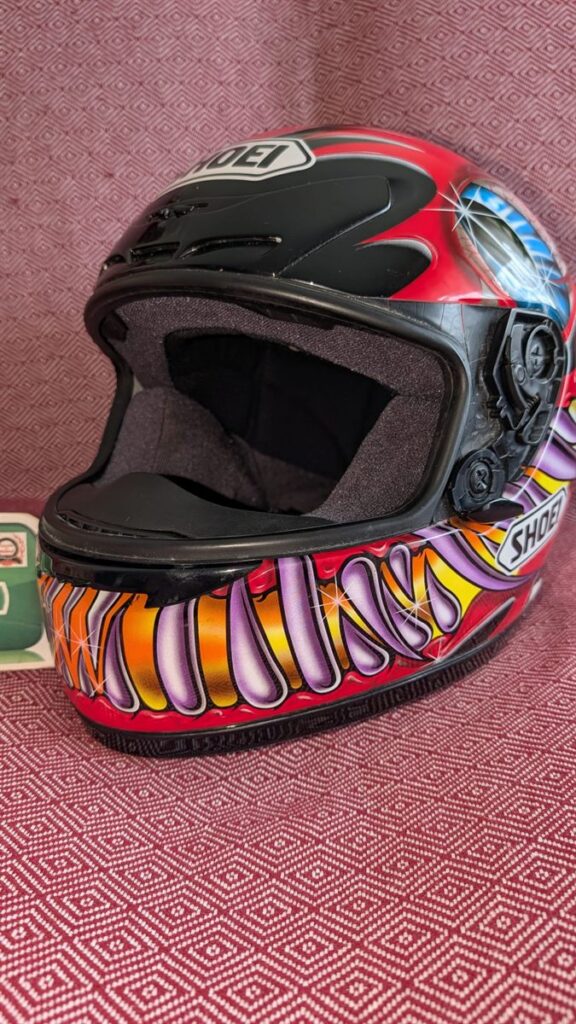 Capacete Shoei com grafismo personalizado restaurado