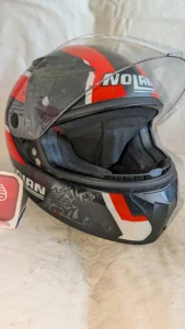 Capacete Nolan antes da reparação — fotografia 1