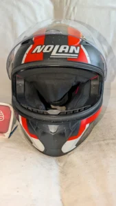 Capacete Nolan antes da reparação — fotografia 4